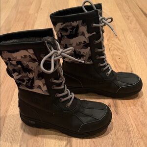 UGG Black and Gray Patterned Boots boys size 4 great condition
